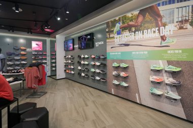 KUALA LUMPUR, MALAYSIA - CIRCA MAYIS, 2023: Kuala Lumpur 'daki Suria KLCC alışveriş merkezinde Under Armour mağazasının iç çekimi.