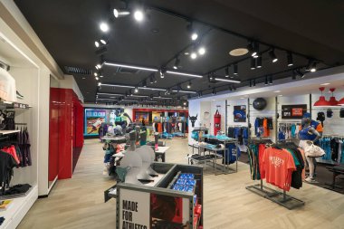 KUALA LUMPUR, MALAYSIA - CIRCA MAYIS, 2023: Kuala Lumpur 'daki Suria KLCC alışveriş merkezinde Under Armour mağazasının iç çekimi.