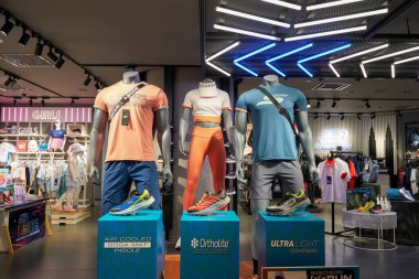 KUALA LUMPUR, MALAYSIA - CIRCA MAYIS, 2023: Kuala Lumpur 'daki Suria KLCC alışveriş merkezinde Skechers mağazasında giydirilmiş mankenler.