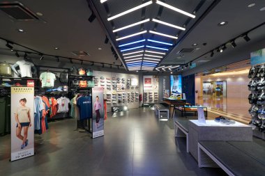 KUALA LUMPUR, MALAYSIA - CIRCA MAYIS, 2023: Kuala Lumpur 'daki Suria KLCC alışveriş merkezinde Skechers mağazası.