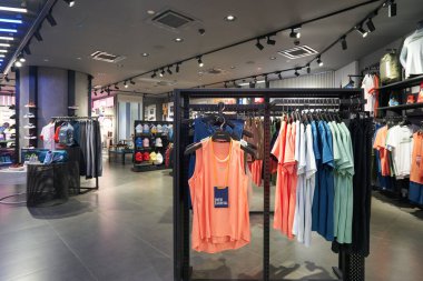 KUALA LUMPUR, MALAYSIA - CIRCA MAYIS, 2023: Kuala Lumpur 'daki Suria KLCC alışveriş merkezinde Skechers mağazası.