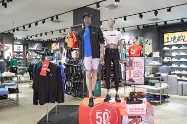 KUALA LUMPUR, MALAYSIA - 29 Mayıs 2023: Suria KLCC alışveriş merkezindeki Puma mağazasında. Puma çok uluslu bir Alman şirketidir..