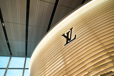 SINGAPORE - NOVEMBER 07, 2023: Louis Vuitton tabelası Singapur Changi Havaalanı 'ndaki mağazada görüldü. Louis Vuitton, Fransız lüks moda evi..