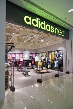 ŞENZHEN, ÇİN - 21 Kasım 2019: Shenzhen 'deki Adidas Neo mağazasının girişi.