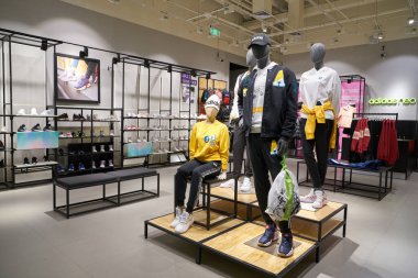 ŞENZHEN, ÇİN - 21 Kasım 2019: Shenzhen 'deki Adidas Neo mağazasında giydirilmiş mankenler.