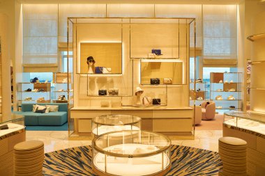 SINGAPORE - NOVEMBER 07, 2023: Singapur Changi Havaalanı 'ndaki Louis Vuitton mağazasının içi. Louis Vuitton, Fransız lüks moda evi..