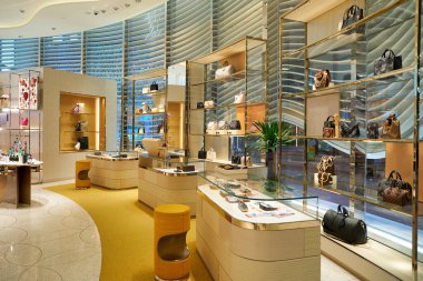 SINGAPORE - NOVEMBER 07, 2023: Singapur Changi Havaalanı 'ndaki Louis Vuitton mağazasının içi. Louis Vuitton, Fransız lüks moda evi..