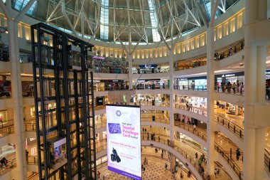 KUALA LUMPUR, MALAYSIA - 29 Mayıs 2023: Suria KLCC AVM 'nin içi. Suria KLCC, Petronas İkiz Kuleleri 'nin eteklerinde bulunan 6 katlı bir alışveriş merkezi..
