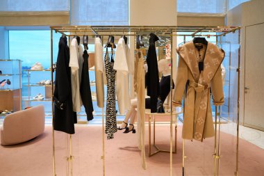 SINGAPORE - NOVEMBER 07, 2023: Singapur Changi Havaalanı 'ndaki Louis Vuitton mağazasında giysi sergileniyor. Louis Vuitton, Fransız lüks moda evi..