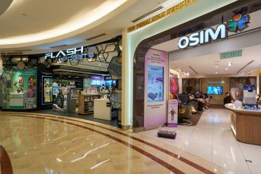 KUALA LUMPUR, MALAYSIA - CIRCA MAYIS, 2023: Flash Gadgets ve OSIM mağazaları Kuala Lumpur 'daki Suria KLCC alışveriş merkezinde görülmektedir.