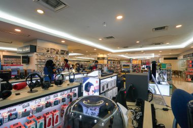 KUALA LUMPUR, MALAYSIA - CIRCA MAYIS, 2023: Kuala Lumpur 'daki Suria KLCC alışveriş merkezinde All It Hypermarket' in iç çekimi.