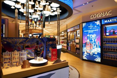 SINGAPORE - NOVEMBER 07, 2023: Singapur Changi Havaalanı 'nda Lotte Duty' de sergilenen bir şişe Martell.
