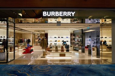 SINGAPORE - NOVEMBER 07, 2023: Singapur Changi Havaalanı içinde Burberry mağaza önü.