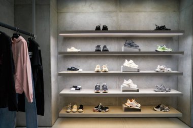 SINGAPORE - NOVEMBER 07, 2023: Singapur Changi Havaalanı 'ndaki Balenciaga mağazasında çeşitli ayakkabılar sergileniyor.