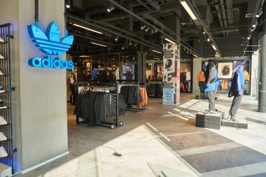 ŞENZHEN, ÇİN - 21 Kasım 2019: Shenzhen 'deki Adidas mağazasının içi.