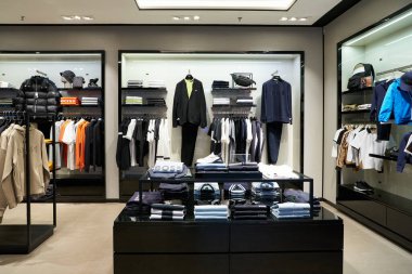 SINGAPORE - NOVEMBER 07, 2023: Singapur Changi Havaalanı 'ndaki Boss mağazasının içinde giysiler sergileniyor.