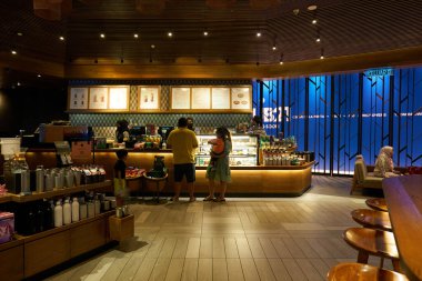 KUALA LUMPUR, MALAYSIA - 29 Mayıs 2023: Kuala Lumpur 'daki Starbucks Reserve' in iç çekimi.