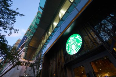 KUALA LUMPUR, MALAYSIA - 29 MAYIS 2023: Kuala Lumpur 'daki Starbucks kahve girişinde siren işareti.