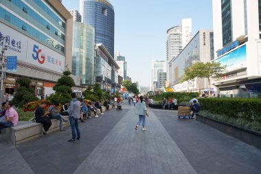 SHENZHEN, ÇİN - 21 Kasım 2019: Shenzhen 'deki Huaqiangbei yaya sokağı gündüz görünümü.