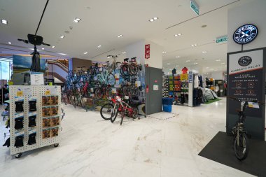 KUALA LUMPUR, MALAYSIA - 29 Mayıs 2023: Four Seasons Place 'deki Shoppes' deki Decathlon KL Şehir Merkezi 'nde sergilenen mallar.