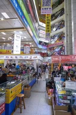 ŞENZHEN, ÇİN - 21 Kasım 2019: Shenzhen 'deki Seg Elektronik Pazarı.