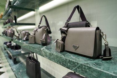 SINGAPORE - NOVEMBER 07, 2023: Singapur Changi Havaalanı 'ndaki Prada mağazasında sergilenen çantaları kapat.