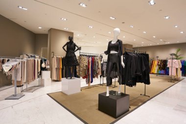 KUALA LUMPUR, MALAYSIA - 29 MAYIS 2023: Kuala Lumpur 'daki Four Seasons Place' deki dükkanların içinde.