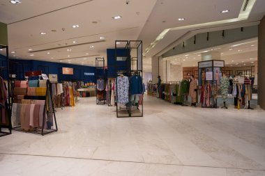 KUALA LUMPUR, MALAYSIA - 29 MAYIS 2023: Kuala Lumpur 'daki Four Seasons Place' deki dükkanların içinde.