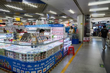 ŞENZHEN, ÇİN - 21 Kasım 2019: Shenzhen 'deki Seg Elektronik Pazarı.