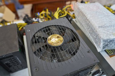 ŞENZHEN, ÇİN - 21 Kasım 2019: Shenzhen 'deki Seg Elektronik Pazarı' nda sergilenen mallar.