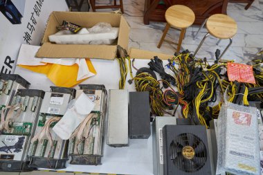 ŞENZHEN, ÇİN - 21 Kasım 2019: Shenzhen 'deki Seg Elektronik Pazarı' nda sergilenen mallar.