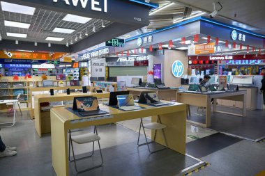 ŞENZHEN, ÇİN - 21 Kasım 2019: Shenzhen 'deki Seg Elektronik Pazarı.