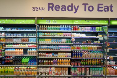 KUALA LUMPUR, MALAYSIA - CIRCA MAYIS, 2023: Kuala Lumpur 'daki CU bakkalının içi.