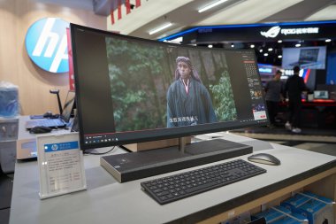 ŞENZHEN, ÇİN - 21 Kasım 2019: Shenzhen 'deki Seg Elektronik Pazarı.