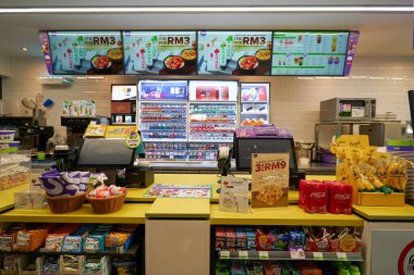 KUALA LUMPUR, MALAYSIA - CIRCA MAYIS, 2023: Kuala Lumpur 'daki CU bakkalının içi.