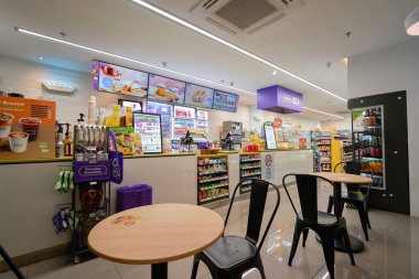 KUALA LUMPUR, MALAYSIA - CIRCA MAYIS, 2023: Kuala Lumpur 'daki CU bakkalının içi.