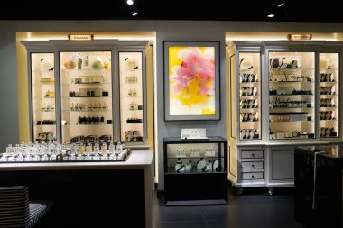 KUALA LUMPUR, MALAYSIA - CIRCA MAYIS, 2023: Kuala Lumpur Uluslararası Havalimanı 'ndaki Jo Malone mağazasında sergilenen eşyalar.