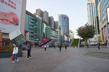 SHENZHEN, ÇİN - 21 Kasım 2019: Akşam Shenzhen 'de Huaqiangbei yaya sokağı sokak manzarası.