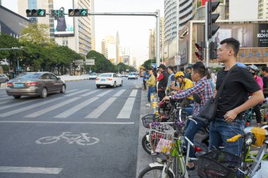 ŞENZHEN, ÇİN - 21 Kasım 2019: Shenzhen sokak manzarası.