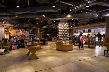 KUALA LUMPUR, MALAYSIA - CIRCA MAYIS 2023: içinde Starbucks Kahve Kuala Lumpur Uluslararası Havalimanı.