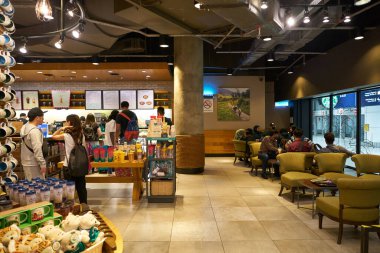 KUALA LUMPUR, MALAYSIA - CIRCA MAYIS 2023: içinde Starbucks Kahve Kuala Lumpur Uluslararası Havalimanı.