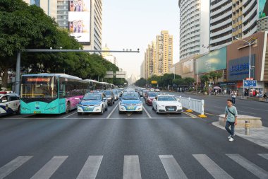 ŞENZHEN, ÇİN - 21 Kasım 2019: Shenzhen sokak manzarası.