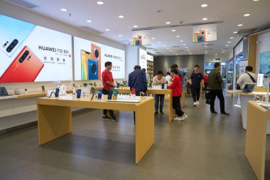 ŞENZHEN, ÇİN - 21 Kasım 2019: Shenzhen 'deki Huawei mağazasının içi.