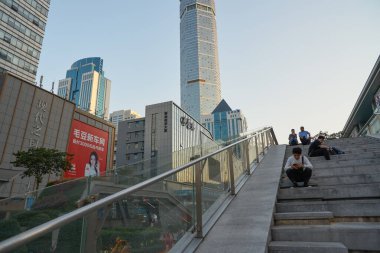 SHENZHEN, ÇİN - 21 Kasım 2019: Huaqiangbei yayaları Shenzhen 'de alacakaranlıkta.