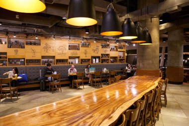KUALA LUMPUR, MALAYSIA - CIRCA MAYIS 2023: içinde Starbucks Kahve Kuala Lumpur Uluslararası Havalimanı.