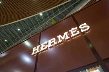 KUALA LUMPUR, MALAYSIA - CIRCA MAYIS, 2023: Kuala Lumpur Uluslararası Havalimanı 'nda Hermes tabelasının yakın plan çekimi.