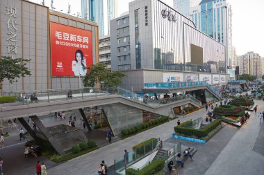 SHENZHEN, ÇİN - 21 Kasım 2019: akşam Shenzhen 'deki Huaqiangbei yaya sokağı manzarası.