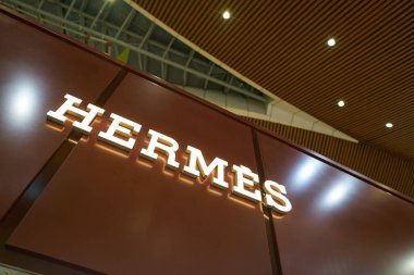 KUALA LUMPUR, MALAYSIA - CIRCA MAYIS, 2023: Kuala Lumpur Uluslararası Havalimanı 'nda Hermes tabelasının yakın plan çekimi.