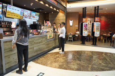 ŞENZHEN, ÇİN - 21 Kasım 2019: Shenzhen 'deki Burger King restoranının iç çekimleri.