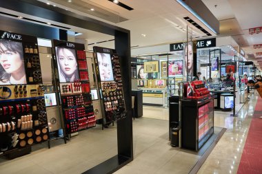 ŞENZHEN, ÇİN - 21 Kasım 2019: Shenzhen 'deki Maoye Alışveriş Merkezi' nde kozmetik ürünler sergileniyor.